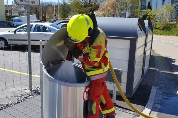 Brand klein: Unterflurcontainer brennt
