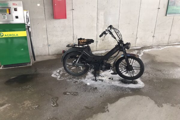 Brand Mittel: Mofa brennt bei Tankstelle