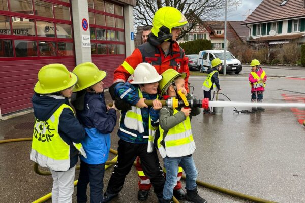 Schulklasse bei der Feuerwehr