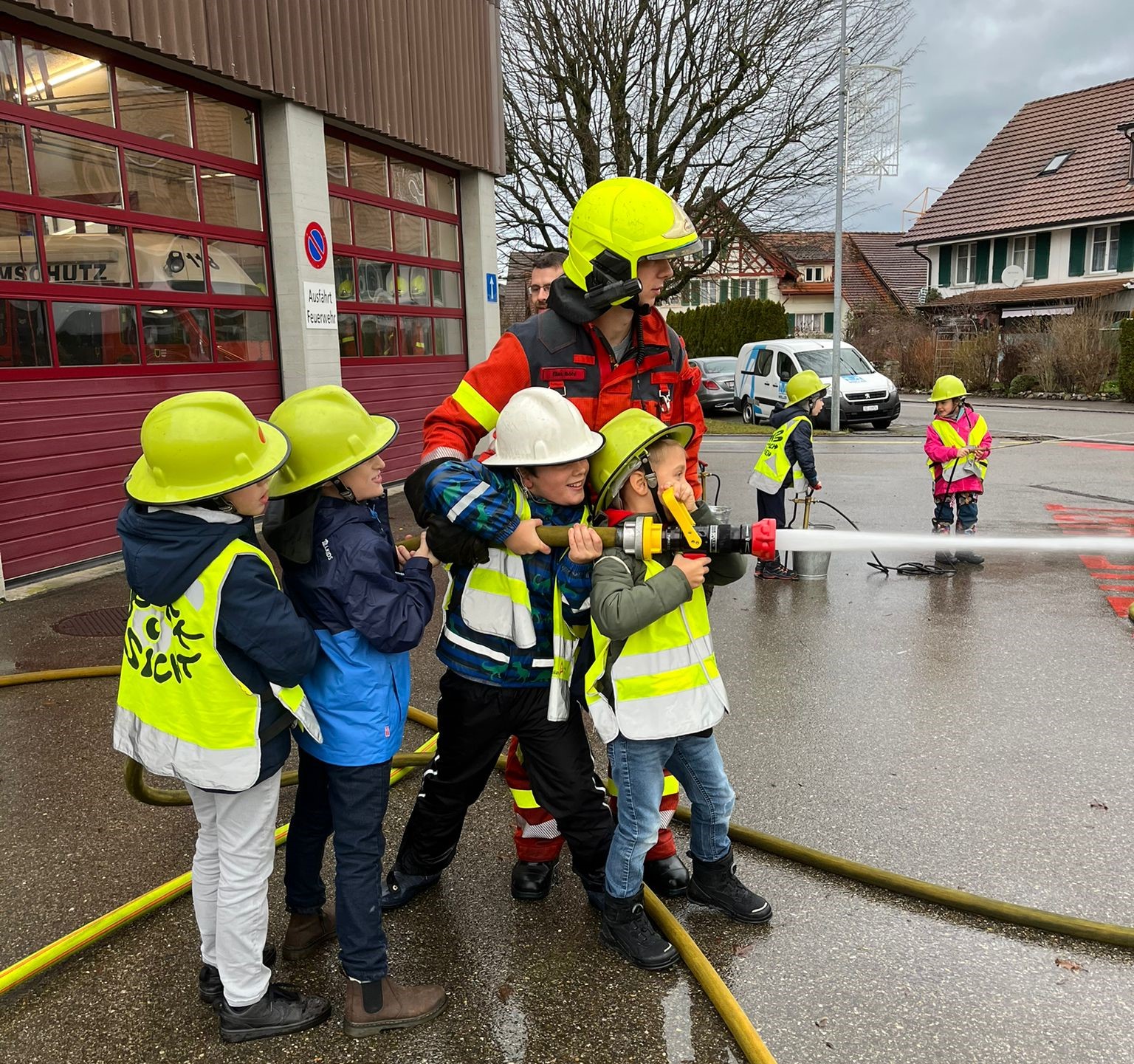 Schulklasse bei der Feuerwehr