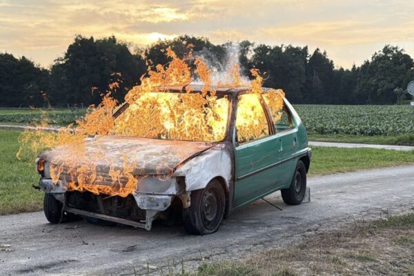 Übung: TLF-Einsatz bei Fahrzeugbrand