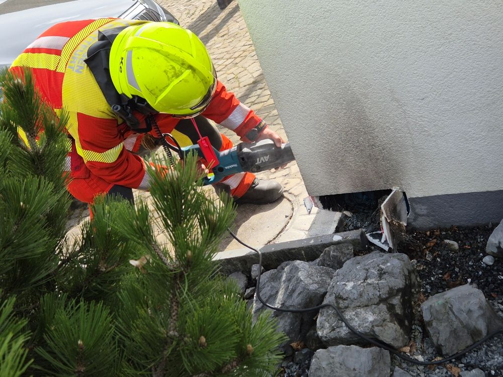 05/2026 Brand klein: Mottbrand an Aussenisolation eines MFH