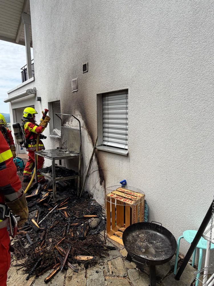 08/2026 Brand mittel: Fassadenbrand in Stettfurt